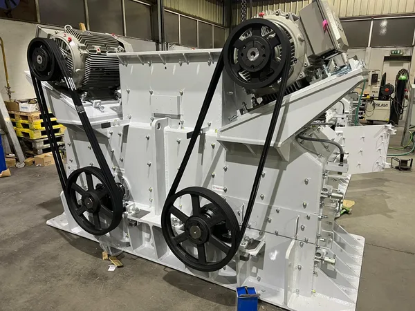 Four twin-rotor chain mills for high-capacity crushing
