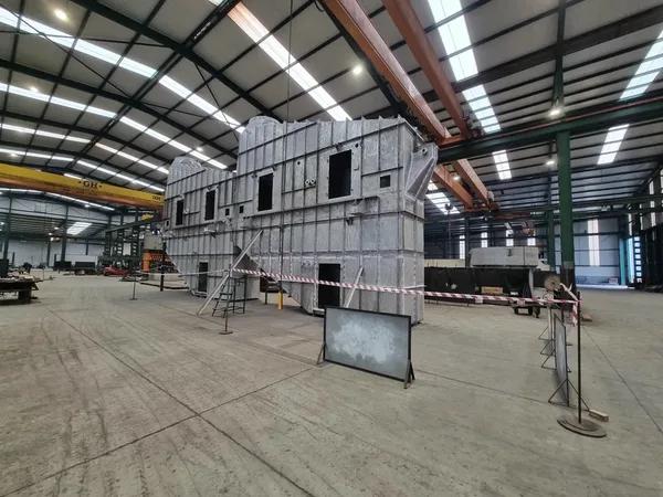 Fluidised bed cooler for efficient product cooling