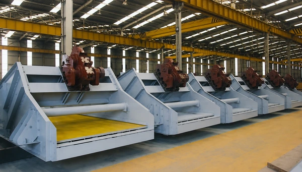 Six horizontal screens of 2,000 × 6,000 mm for a phosphate mine