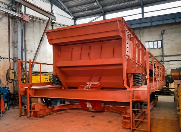 Counterweighted horizontal screen of 2,000 × 7,000 mm for iron ore, 600 t/h
