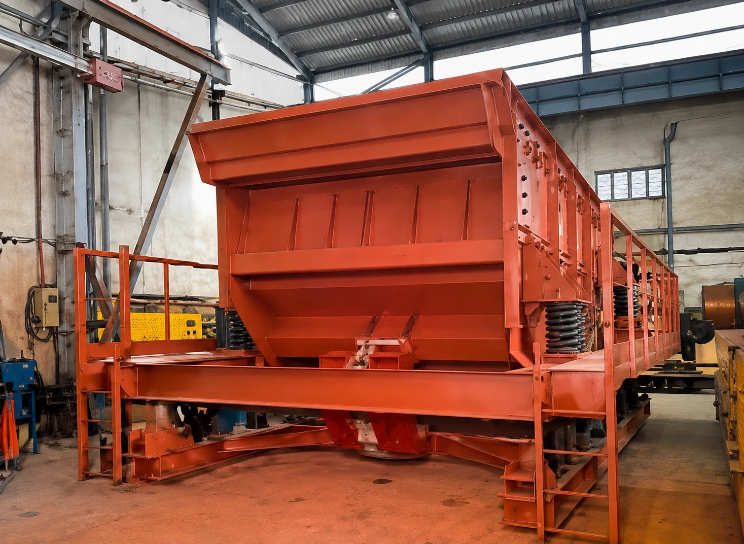 Counterweighted horizontal screen manufactured by COMSPAIN for ore screening