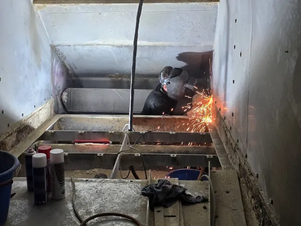 On-site repair and refurbishment of a vibrating fluidised bed dryer